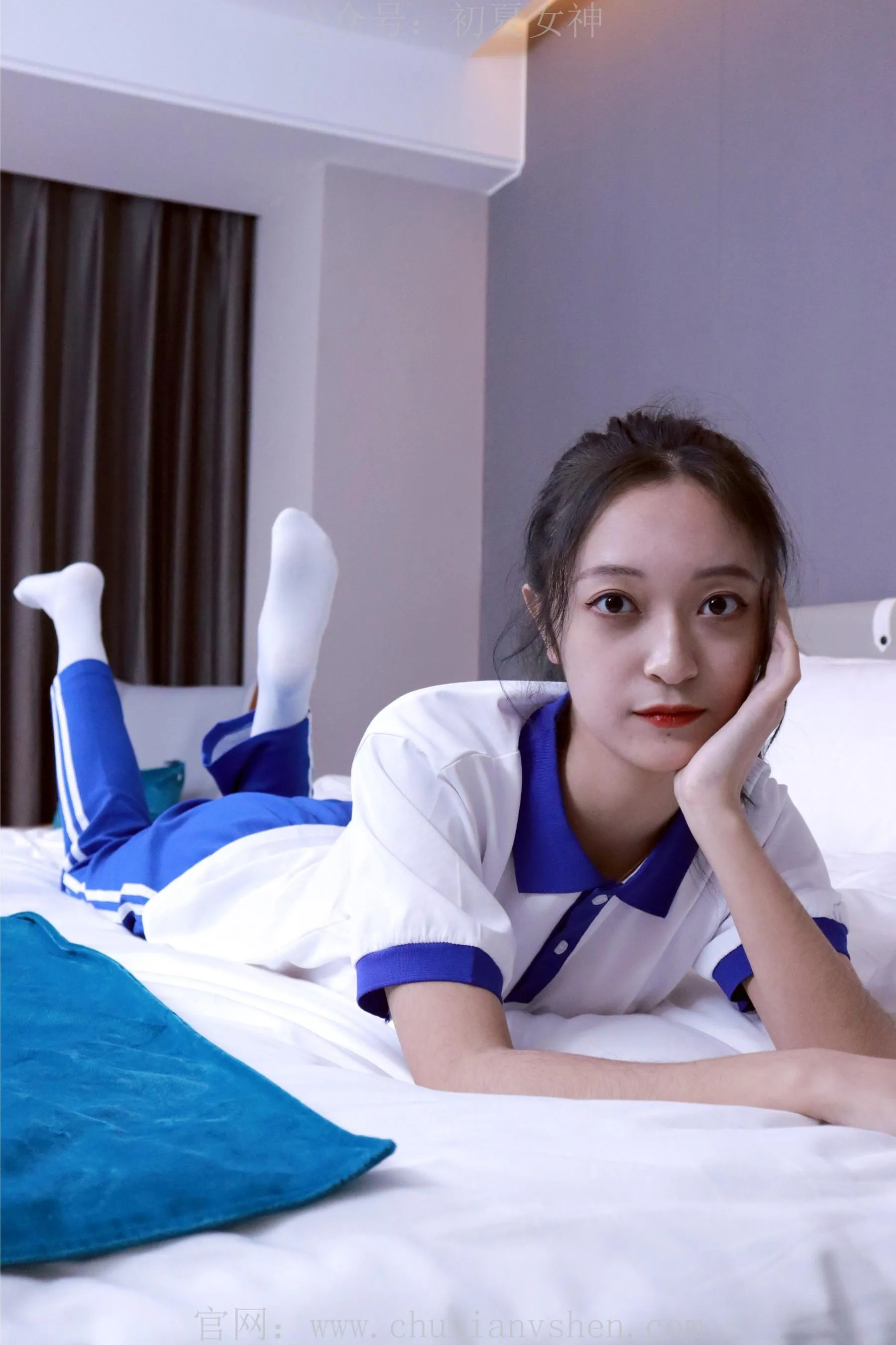 初夏女神 NO.001 依依校服搭配37码运动鞋拍摄 [126P]插图4